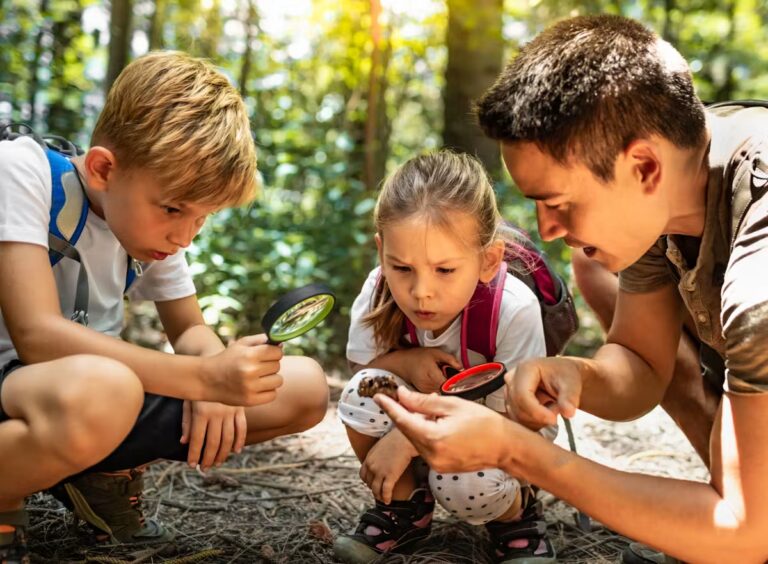 Les psychologues alertent sur une erreur qui perturbe les vacances des enfants.