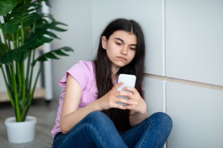 Instagram informe les parents si un adolescent évoque le suicide ou l’automutilation.