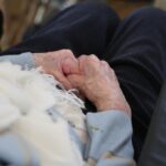 Aide à mourir : la loi adoptée en France, des modalités à définir prochainement.