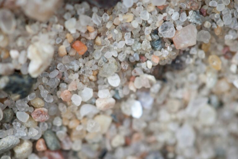 La gravité mesurée sur une particule plus légère qu’un grain de sable par des chercheurs.
