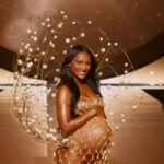 Jasmine Tookes présente un défilé de mode en étant enceinte de 9 mois, mettant en avant le corps féminin.