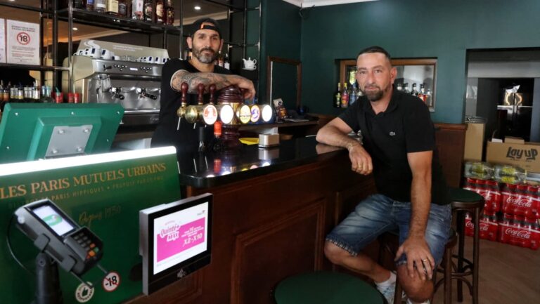 Ouverture d’un bar PMU rénové sur le boulevard des Lices à Arles pour une clientèle plus chic.