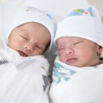 Des jumelles adoptées par deux familles à 5 000 km se retrouvent grâce à une photo.