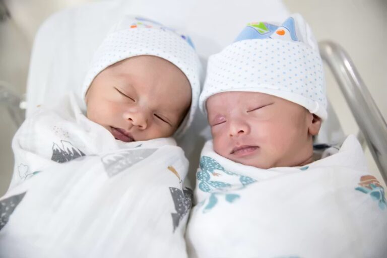 Des jumelles adoptées par deux familles à 5 000 km se retrouvent grâce à une photo.