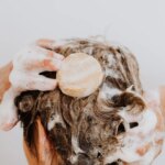 Cheveux gras : causes fréquentes sous-estimées et leurs conséquences sur la santé capillaire.