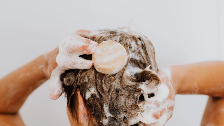 Cheveux gras : causes fréquentes sous-estimées et leurs conséquences sur la santé capillaire.
