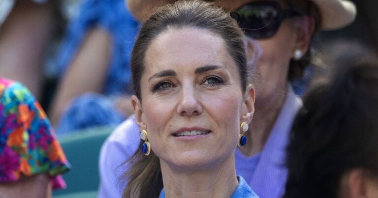 Kate Middleton porte une tenue d’été assortie à sa bague de fiançailles.