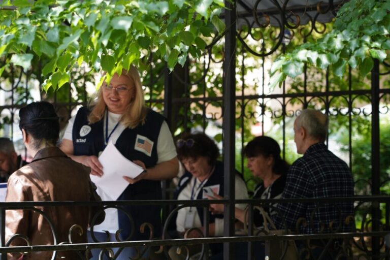 Aide d’urgence d’Acted pour une famille de Kyiv après l’explosion.