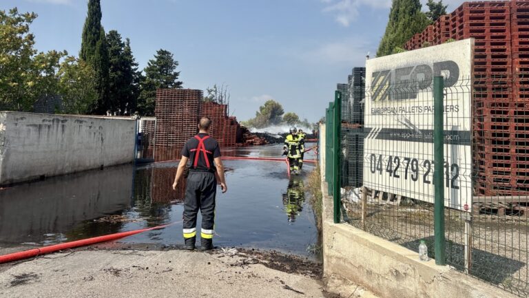 Incendie à Vitrolles : le propriétaire d’un entrepôt sollicite un tractopelle pour les pompiers