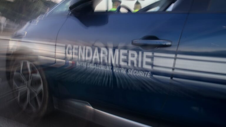 Mort d’un pompier dans un accident de la route à Saint-Etienne-du-Grès, enquête en cours.