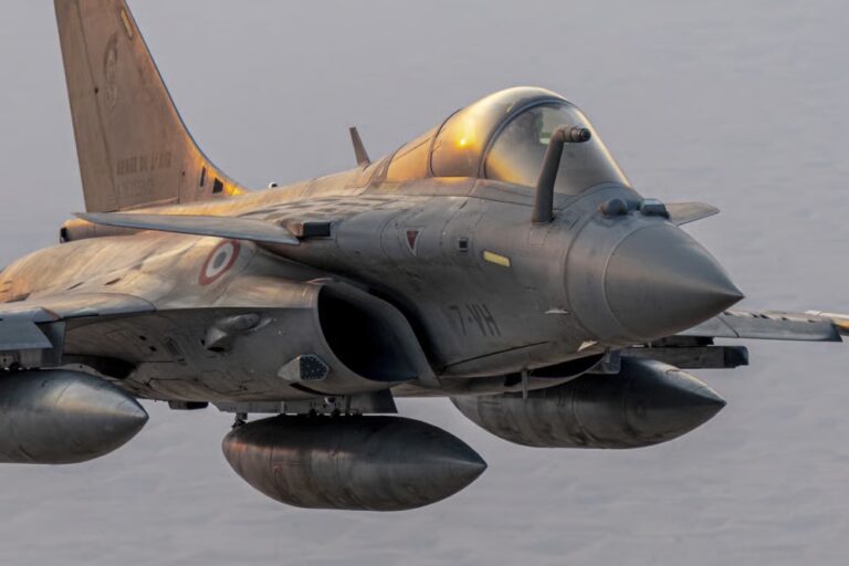 Le Parlement adopte l’actualisation de la Loi de programmation militaire en France.