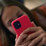 Interdiction des réseaux sociaux pour les moins de 15 ans : une mesure débattue en France
