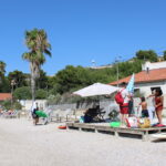 Animations et jeux pour enfants à la plage des Marettes à Vitrolles durant la bronzette des parents