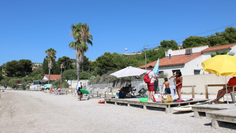 Animations et jeux pour enfants à la plage des Marettes à Vitrolles durant la bronzette des parents