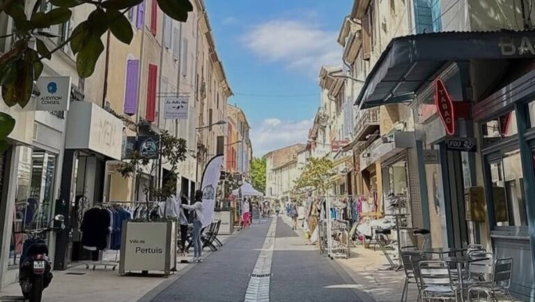 Rouverte à la circulation, la rue Colbert à Pertuis facilite l’accès aux commerces locaux.