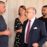 Bernard Cazeneuve souligne l&rsquo;importance de l’emploi et de l&rsquo;insertion à Homeblok à Berre-l&rsquo;Étang.