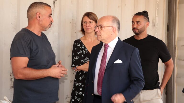 Bernard Cazeneuve souligne l’importance de l’emploi et de l’insertion à Homeblok à Berre-l’Étang.