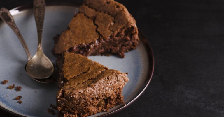 Philippe Etchebest dévoile sa recette de gâteau au chocolat pour les amateurs de pâtisserie.