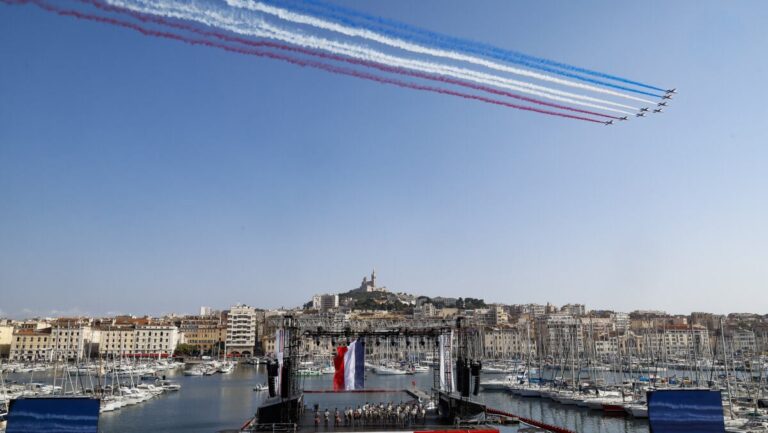Défilé du 14-Juillet à Marseille : participation de la population et des autorités locales.