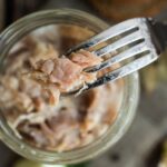 Recette de thon confit de Philippe Etchebest : un plat savoureux à découvrir en cuisine.