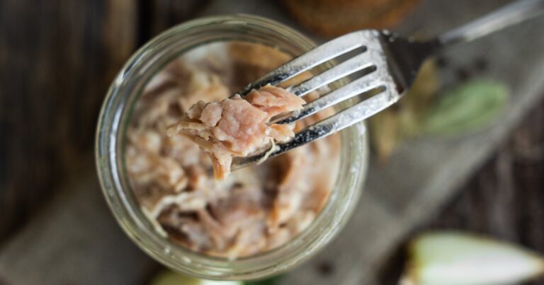 Recette de thon confit de Philippe Etchebest : un plat savoureux à découvrir en cuisine.