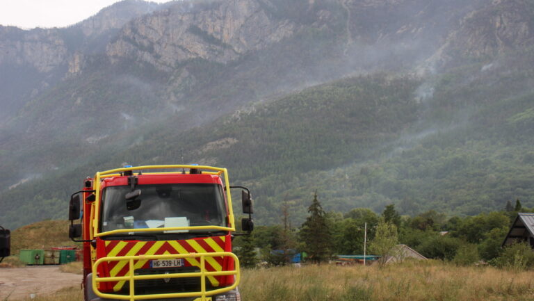 Incendie du massif du Bois Noir fixé, mais toujours actif dans les Hautes-Alpes.