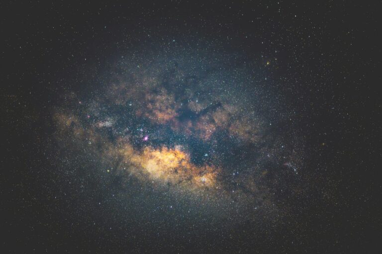 Un amas de galaxies de 10,4 milliards d’années défie les théories de formation cosmique.