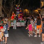 Des touristes choisissent Pélissanne pour leurs vacances, favorisant les échanges culturels.