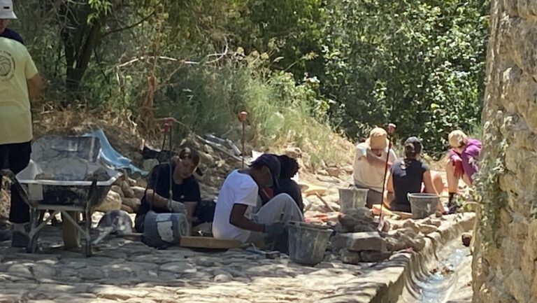 La Calade de la Fontville à Miramas-le-Vieux bénéficie d’une restauration du chemin piétonnier.