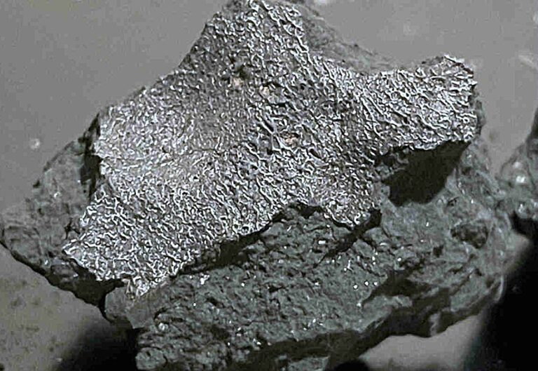 Des habitants signalent une forte odeur de soufre après la chute d’une roche d’astéroïde.