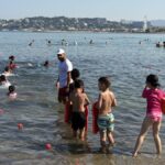 À la Pointe Rouge de Marseille, des jeunes apprennent à nager pour renforcer leur sécurité maritime.
