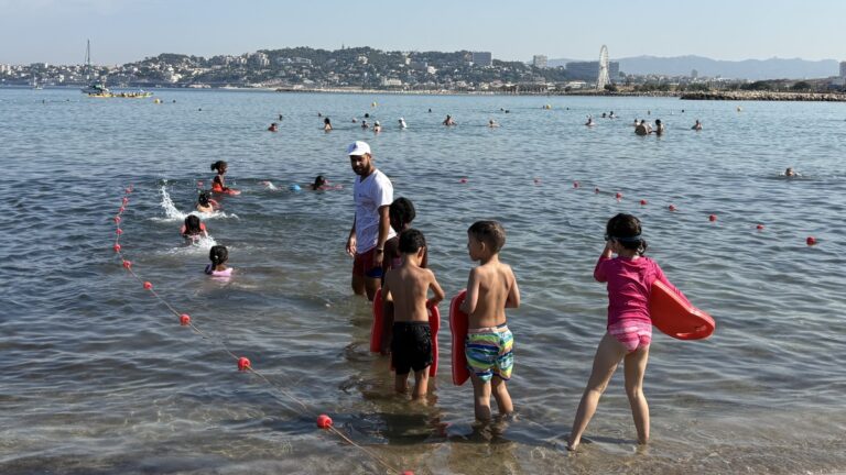 À la Pointe Rouge de Marseille, des jeunes apprennent à nager pour renforcer leur sécurité maritime.