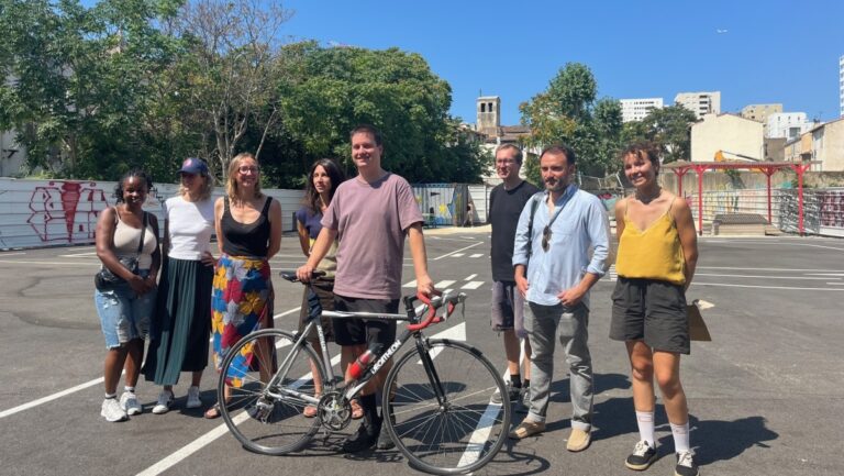À Marseille, les écoles intègrent l’apprentissage du vélo dans leur programme éducatif.