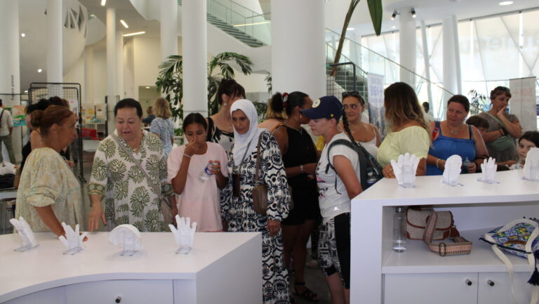Exposition « Portraits de quartier » à Vitrolles : œuvres photographiques et plastiques présentées.