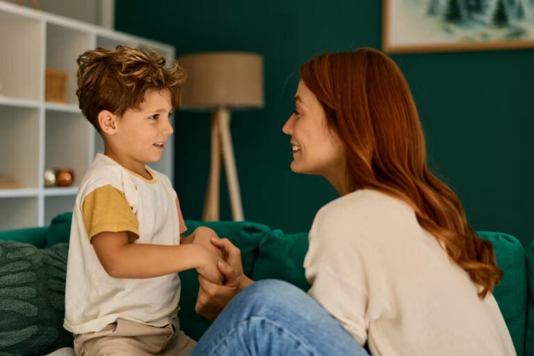 Les enfants ayant confiance en eux bénéficient souvent de phrases encourageantes.