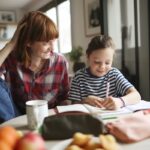 Trois gestes quotidiens des parents contribuant au bonheur des enfants en France