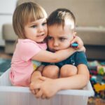 Comment aider un enfant en France à surmonter la jalousie envers un nouveau-né ?