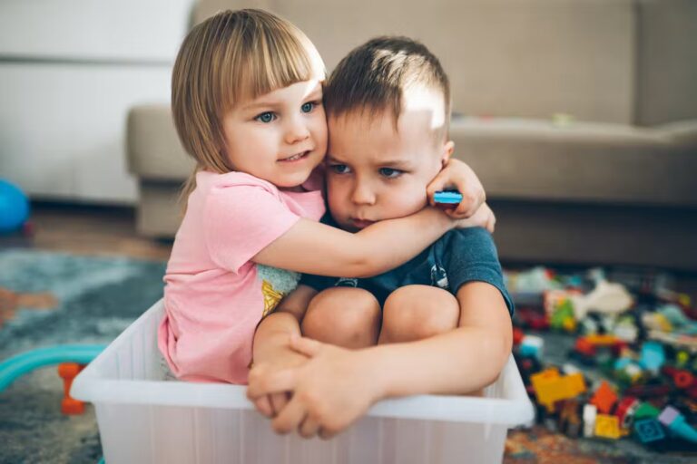 Comment aider un enfant en France à surmonter la jalousie envers un nouveau-né ?