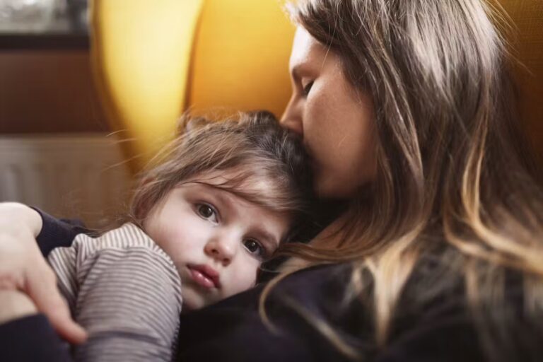 Trois phrases à éviter avec un enfant en deuil après la perte d’un grand-parent