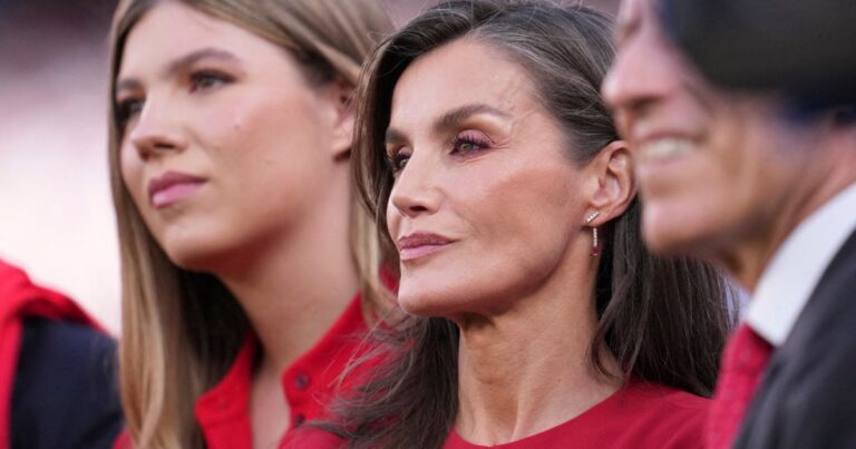 Letizia d’Espagne porte une robe rouge lors de la finale de la Coupe du monde.