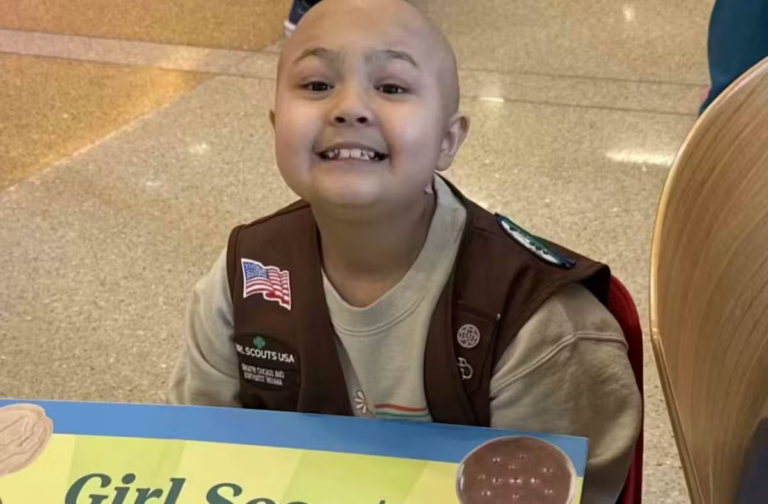 Une scout de 8 ans atteint de leucémie organise une vente de cookies à l’hôpital.