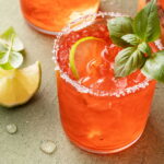 Limonade de tomates cerises et basilic : une recette estivale simple et rafraîchissante.
