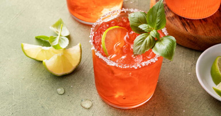 Limonade de tomates cerises et basilic : une recette estivale simple et rafraîchissante.