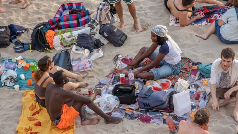Aux Catalans : un apéro solidaire à Marseille pour lutter contre l’isolement des précaires