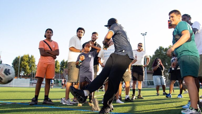 Football et influenceurs à Saint-Henri pour soutenir les enfants des quartiers Nord de Marseille.