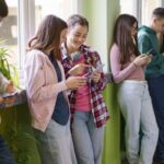 La loi française interdit l’accès aux réseaux sociaux pour les mineurs de moins de 15 ans à la rentrée.