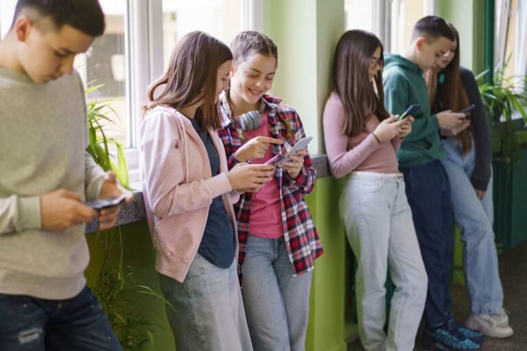 La loi française interdit l’accès aux réseaux sociaux pour les mineurs de moins de 15 ans à la rentrée.