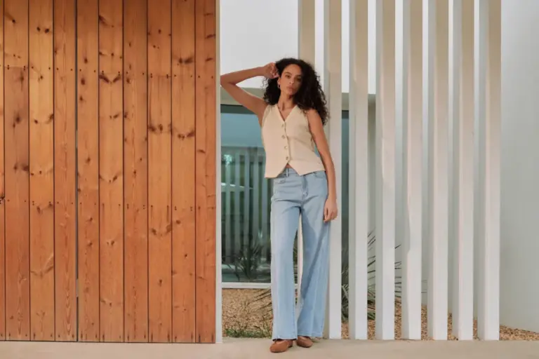 Le denim léger s’impose comme une tendance vestimentaire prisée dans le secteur de la mode.