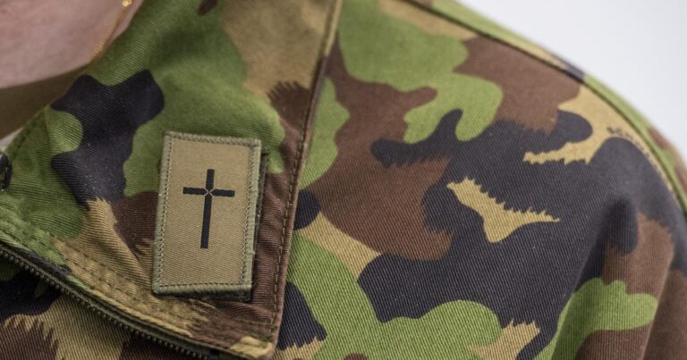 Prêtres à l’armée : les églises interpellent le Conseil fédéral sur leur rôle.