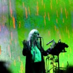 Patti Smith présente une performance poétique à Luma Arles, explorant des thèmes apocalyptiques.